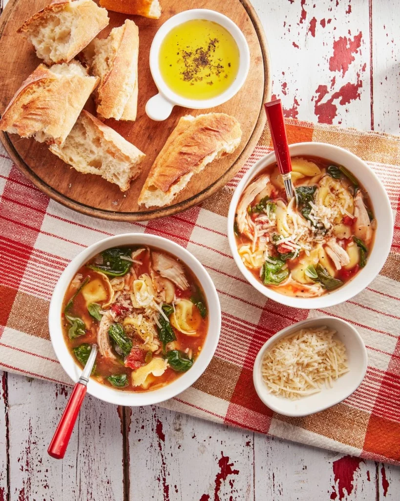 Sopa de Tortellini de Frango e Espinafre